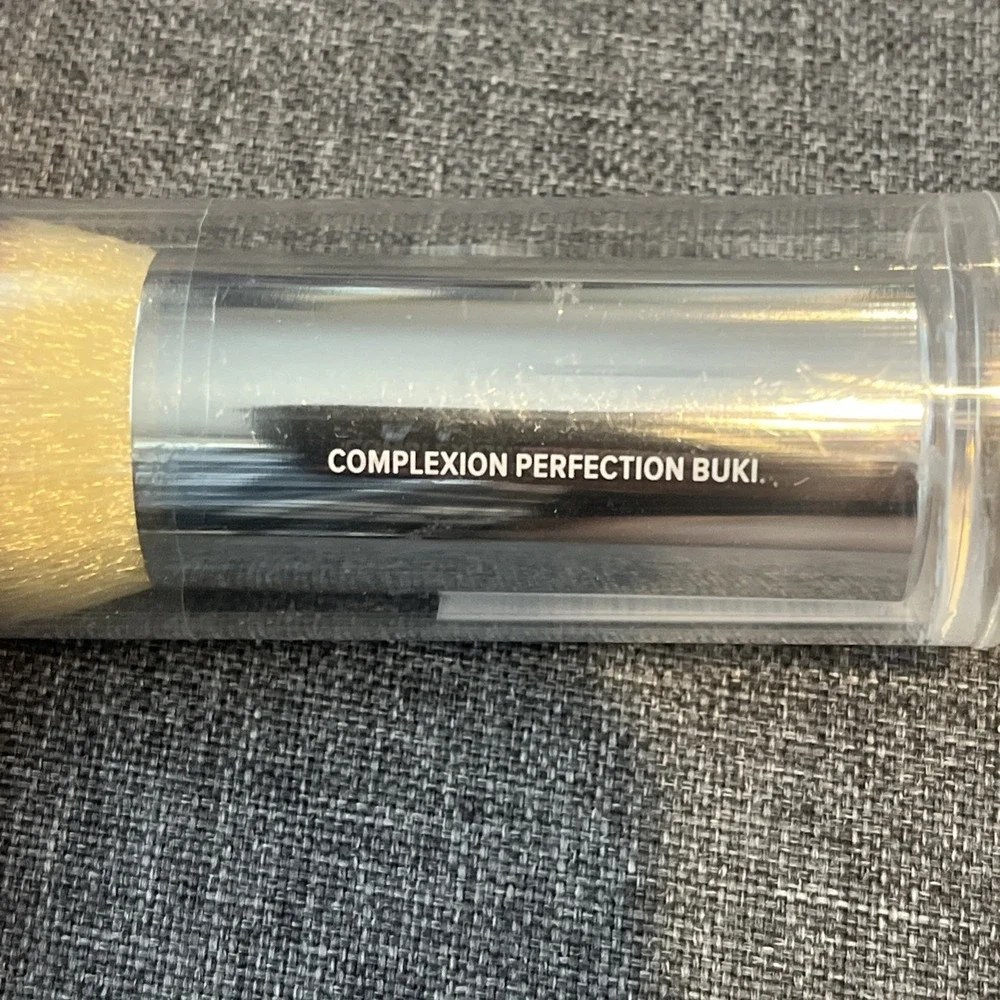 IT COSMETICS COMPLEXION PERFECTION BUKI BRUSH - BRAND NEW!